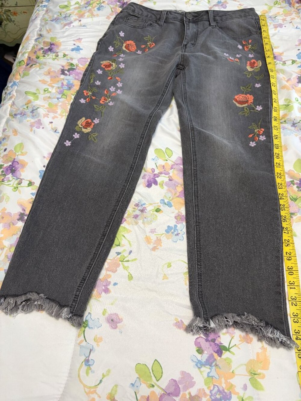 Indigo Thread Co  -Women's Light Grey Embroidered Jeans - Size 6 Pre-Owned